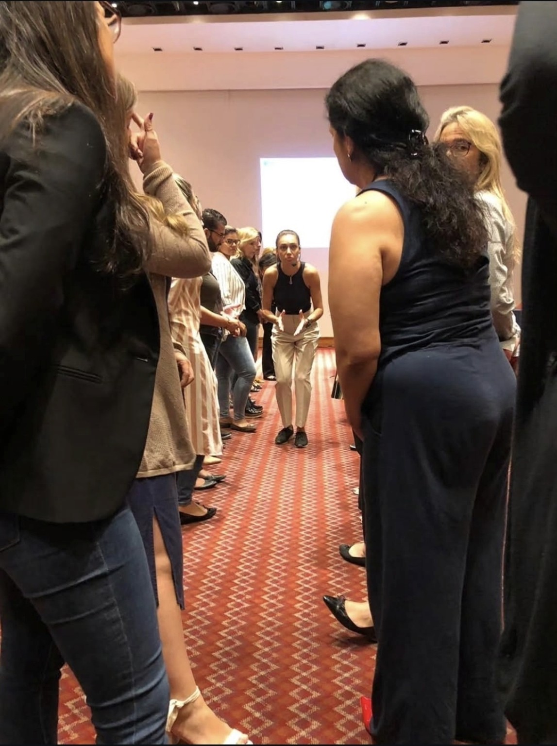 Moniqui Agnes facilitando uma experiência prática com participantes
